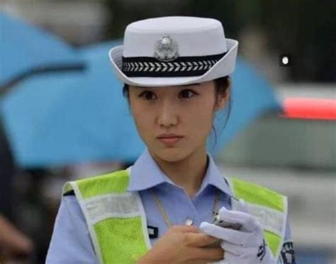 陝西漢中美女交警秒殺嫩模 既愛紅妝又愛武裝中國各地最美女警花街拍圖集 每日頭條