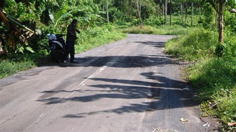 Proyek Jalan Di Desa Maliambao Dibiarkan Warga Jadi Korban