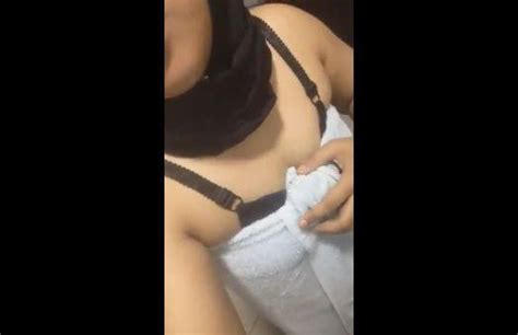 Bokep Indo Jilbab Hitam Mau Mandi Bacoltube