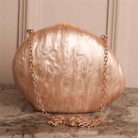 CLUTCH NUDE OVAL ACRÍLICO IMITAÇÃO MADREPEROLA FECHO RETANGULAR Milene Jóias