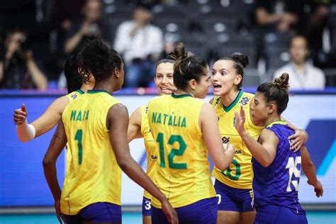 Seleção feminina derrota Sérvia e fica perto da fase final da Liga das