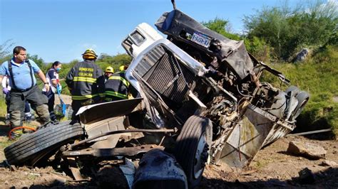 Aparatosa volcadura de tractocamión deja un muerto y un herido en