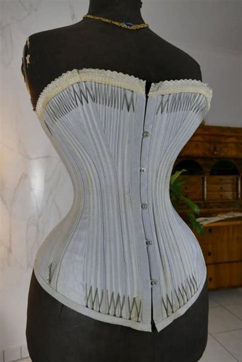 Pin auf Corsetts and Undergarment