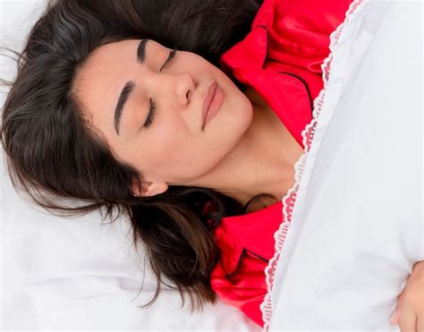 Belle Jeune Femme En Pyjama Rouge Se D Tendre Dans Son Lit Photo Gratuite