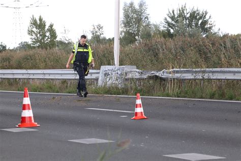 Auto Op Zijn Zijkant Bij Ongeluk N Brabant