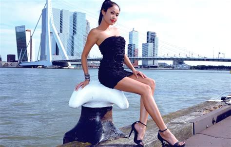 Обои мост модель платье брюнетка порт ножки Brunette Asian