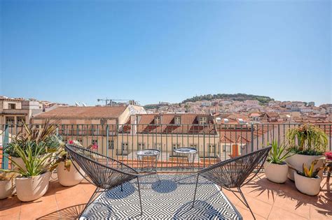 Discover The Rooftop Bar Of The Art Inn In Lisbon