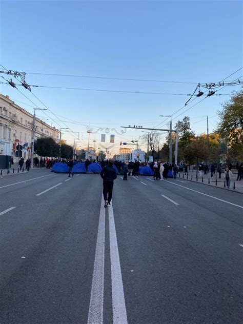 Simpatizantii Partidului Sor Si Au Instalat Din Nou Corturile Pe