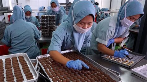 Tangan Tangan Terampil Produksi Ribu Toples Kue Kering Per Hari Di J