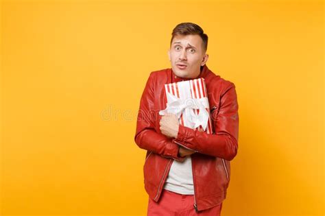 Hombre Joven Hermoso Sonriente De La Voga Del Retrato En La Chaqueta