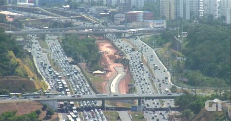 G1 Fluxo intenso de veículos causa lentidão na Avenida Paralela