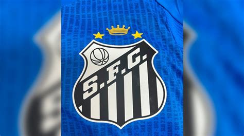 Santos exibe novo escudo homenagem a Pelé confira Experimente a