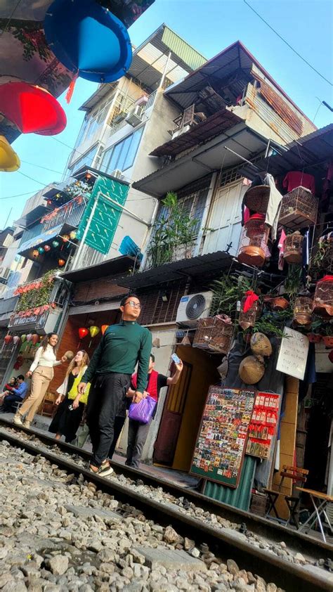 Hanoi Train Street Tawarkan Sensasi Ngopi Di Pinggir Rel Kereta Yang