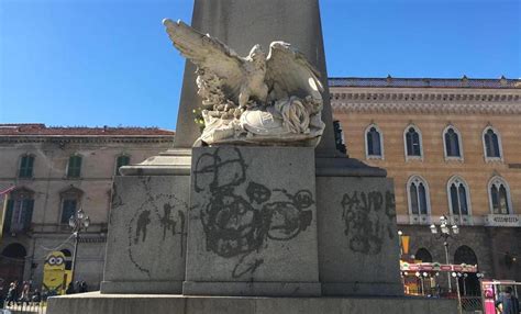 Sassari Monumento Imbrattato Dai Vandali In Piazza D Italia La Nuova