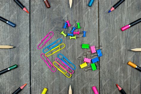 Volver Al Concepto De Escuela Lápices De Colores Y útiles Escolares Sobre Un Fondo De Madera