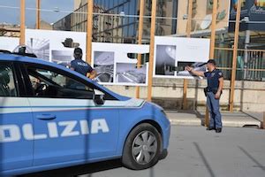 Ragusa Distrugge I Pannelli Di Una Mostra In Preda Ai Fumi Dell Alcool