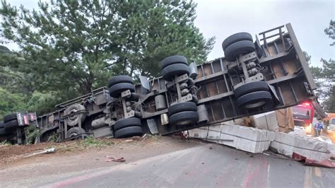 Carreta fica pendurada após acidente na BR 280 em Canoinhas