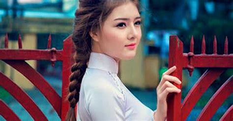 Hot girl Lilly Luta tinh khôi áo dài trắng đi lễ chùa Báo Dân trí