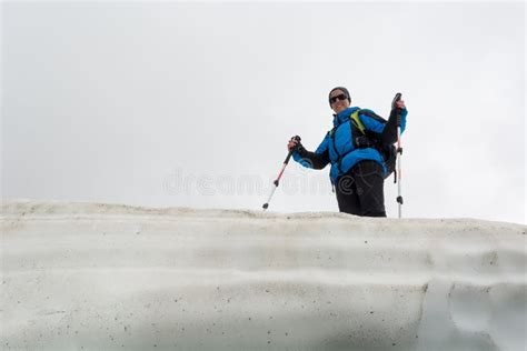 Alpinista Femmina In Piedi Sulla Cima Della Cresta Della Neve Che Si