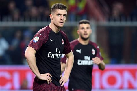 Barcelona Identify Ac Milan Striker Krzysztof Piatek As Luis Suarez