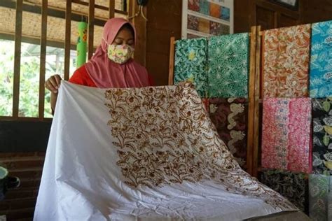 Iswatun Perajin Batik Ringintunggal Terus Berinovasi Dan Perluas Pasar