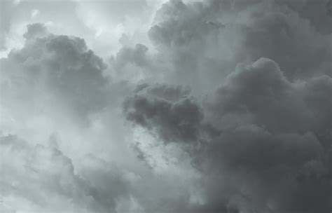 灰色と白のふわふわした雲曇り空悲しい死絶望的絶望的なコンセプトのための白と灰色のテクスチャの背景ムーディーな空雲景暗い劇的な空死者と暗いのため