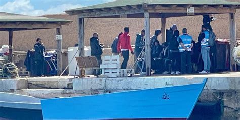 Lampedusa Continuano Gli Sbarchi Di Migranti 552 In Hotspot