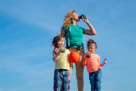 El Niño Deportivo Y La Madre Beben Smoothie Después Del Ejercicio