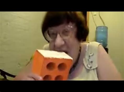 Бабулька ест кирпич - YouTube
