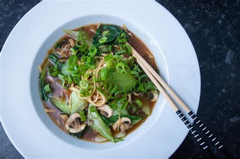 Ramen Udonnudlar I Kycklingbuljong Med Miso Och Pak Choi