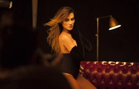 Cleo Pires posa de lingerie e assume uso de peças modeladoras Quem QUEM News