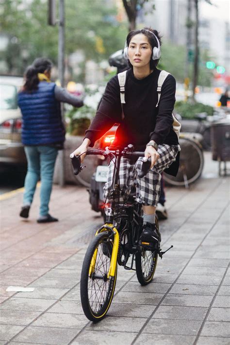 They Are Wearing: Taipei, Taiwan | Bicycle fashion women, Taipei, How ...