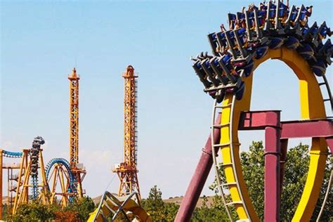 Parque de atracciones con montañas rusas extremas