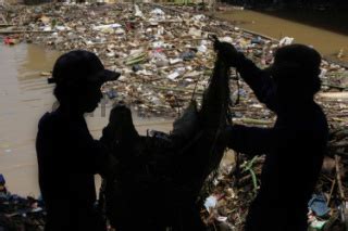 Pembersihan Sampah Di Sungai Cisadane DATATEMPO