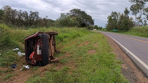 Após perder controle da direção e capotar veículo motorista é