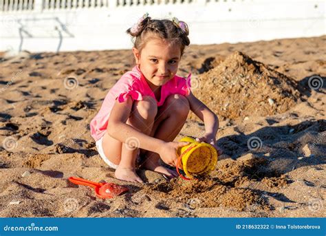 Petite Fille Mignonne Jouant Avec Du Sable Sur La Plage Pendant Les