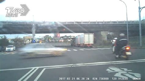 砰！轎車「貪快」闖紅燈 撞飛女騎士10公尺│新竹│車禍│顱內出血│tvbs新聞網