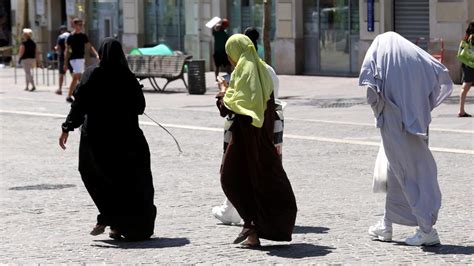 Frankreich Will Muslimisches Gewand Abaja Aus Schulen Verbannen Welt