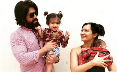 Yash Spends Family Time With Wife And Kids At Their Farmhouse | RITZ