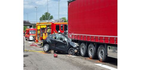 Euroairport Une Voiture Sencastre Sous Un Poids Lourd Sur La35 Un Mort