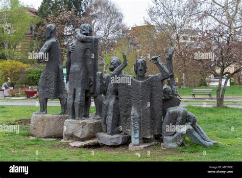 La Escultura Que Muestra A Personas En La Desesperaci N Monumento A