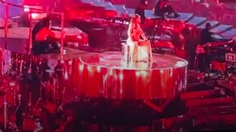 Rihanna Canta Remix De Rude Boy Funk Em Show Para Herdeiro