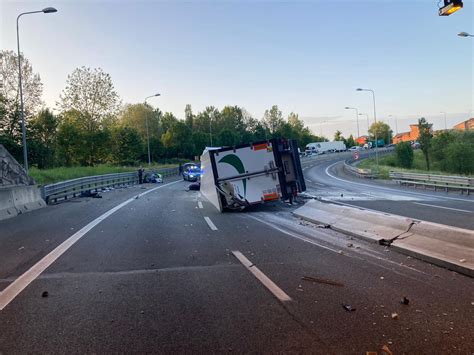 Scontro Tremendo In Tangenziale Tir Si Ribalta E Invade La Corsia