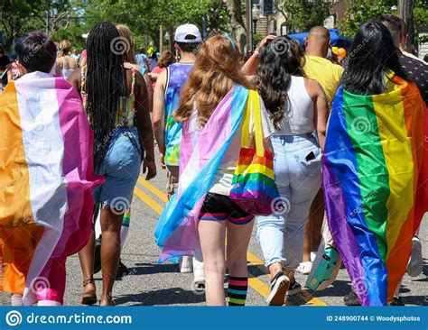 Mucha Gente Caminando Por La Calle Llevando Banderas Del Orgullo Gay Y