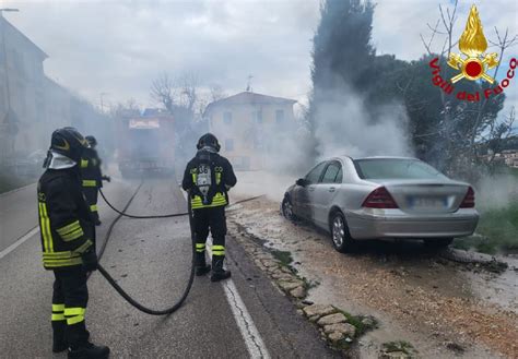 Fumo Dal Cofano Poi L Auto Viene Divorata Dalle Fiamme Youtvrs