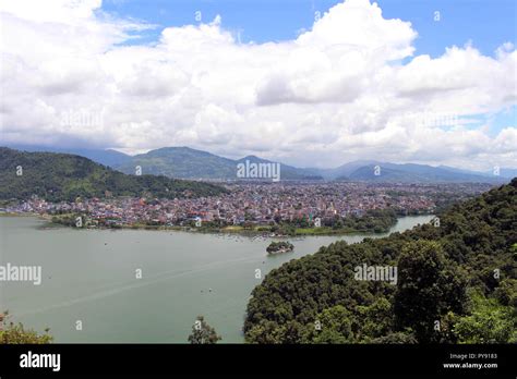 La Ciudad De Pokhara Y El Lago Phewa Tal Como Se Ve En El Camino A La