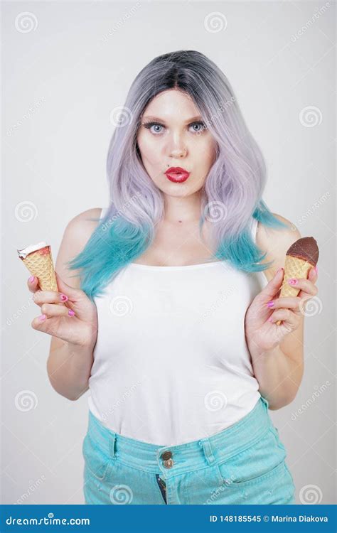 Jolie Fille Blonde Caucasienne De Cheveux Courts Mangeant De La Glace Savoureuse Avec Le C Ne De