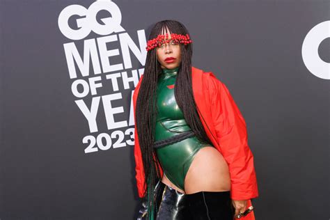 Erykah Badu Shows Off Her Amazing Shape On Stage