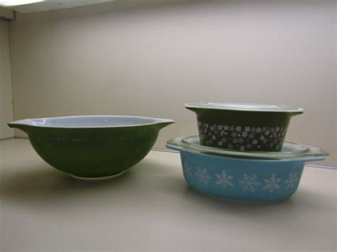 Collection of Vintage Pyrex Dishes | EstateSales.org