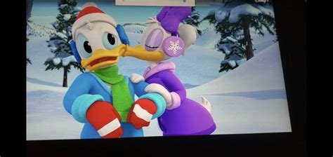 Donald Duck And Daisy Duck Kissing